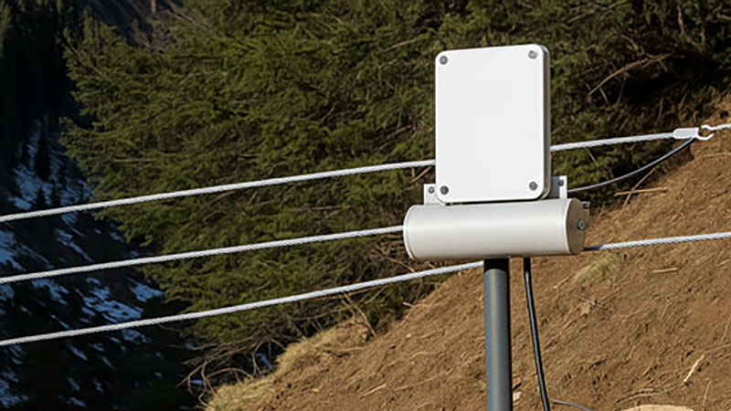 Impianto di allarme per frane e valanghe con sistema di monitoraggio in tempo reale, progettato per rilevare e prevenire rischi naturali - Tecnopenta Srl