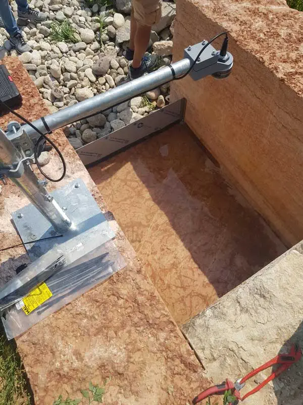 Sistema con stramazzo e sensore a ultrasuoni per il monitoraggio continuo della portata d’acqua.