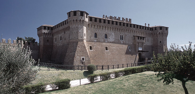 Vista de Gradara en 2021, un lugar histórico de Italia conocido por su castillo medieval y su relevancia cultural