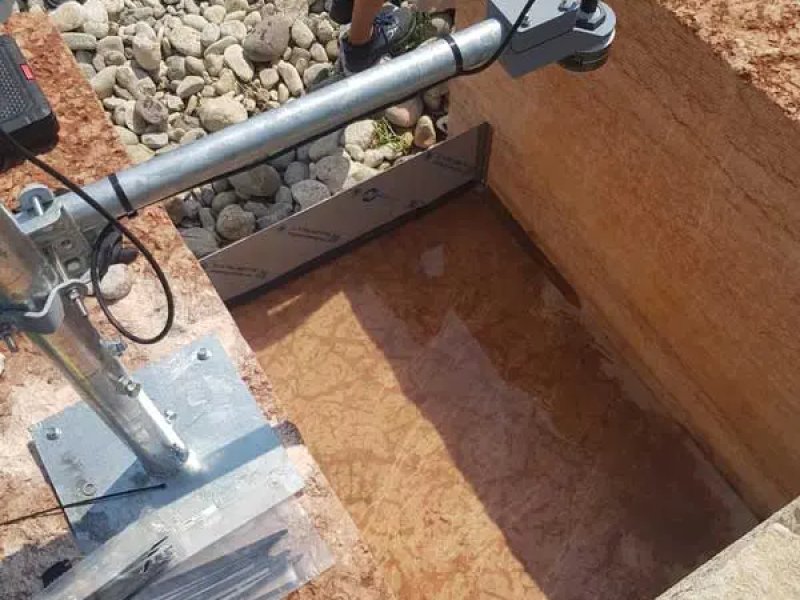 Sistema con stramazzo e sensore a ultrasuoni per il monitoraggio continuo della portata d’acqua.